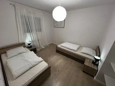 Un ou plusieurs lits dans un hébergement de l'établissement Maison familiale 4 chambres avec jardin et piscine