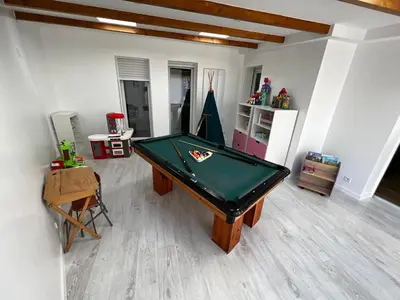 Billard dans l'établissement Maison familiale 4 chambres avec jardin et piscine