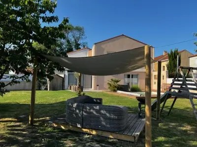 Aire de jeux pour enfants de l'établissement Maison familiale 4 chambres avec jardin et piscine
