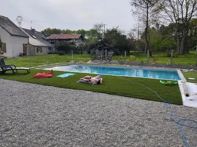 Piscine de l'établissement Longère en pierre avec piscine chauffée ou située à proximité
