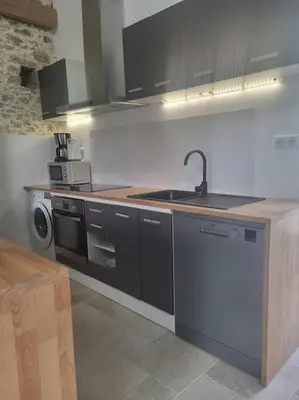 Cuisine ou kitchenette dans l'établissement Longère en pierre avec piscine chauffée