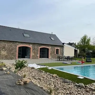 Longère en pierre avec piscine chauffée