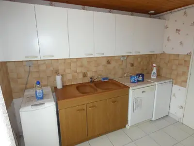Cuisine ou kitchenette dans l'établissement Maison spacieuse avec jardin clos, animaux acceptés, près des plages - FR-1-540-255