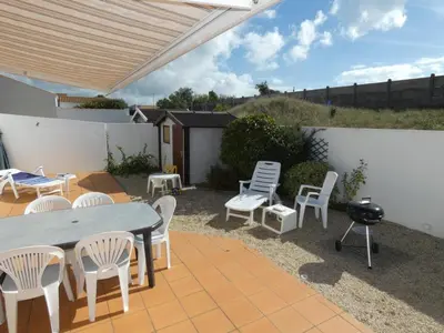 Terrasse ou espace extérieur de l'établissement Maison spacieuse avec jardin clos, animaux acceptés, près des plages - FR-1-540-255