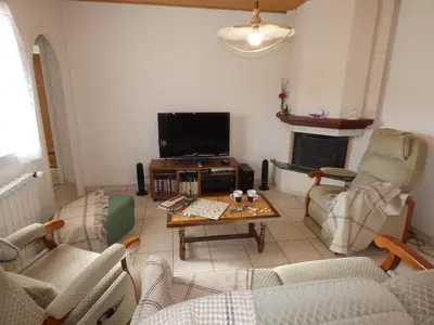 Télévision ou salle de divertissement dans l'établissement Maison spacieuse avec jardin clos, animaux acceptés, près des plages - FR-1-540-255