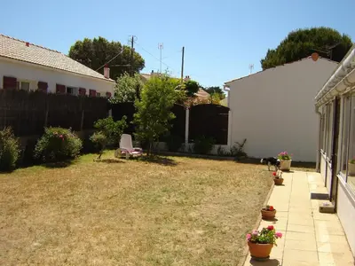 Jardin de l'établissement Maison spacieuse 8 pers avec jardin, animaux admis - FR-1-540-256