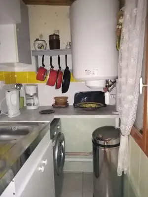 Cuisine ou kitchenette dans l'établissement les refuges de Montociel