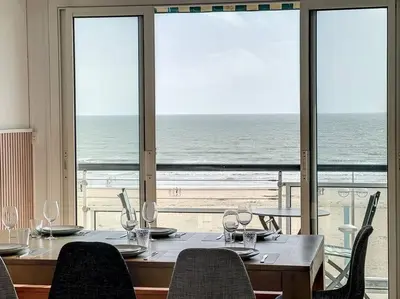 Vue générale sur la mer ou vue sur la mer prise depuis l'appartement