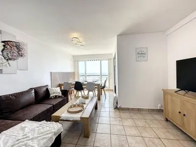 Télévision ou salle de divertissement dans l'établissement Bord de mer vue panoramique avec parking privé