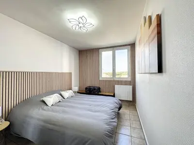 Un ou plusieurs lits dans un hébergement de l'établissement Bord de mer vue panoramique avec parking privé